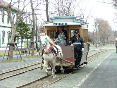 北海道では1897(明治30)年に函馆で运行が始まった马车鉄道.